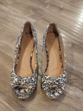 ❄️3/$30 dexflex comfort Black and White Floral Peep-Toe Wedge Heels